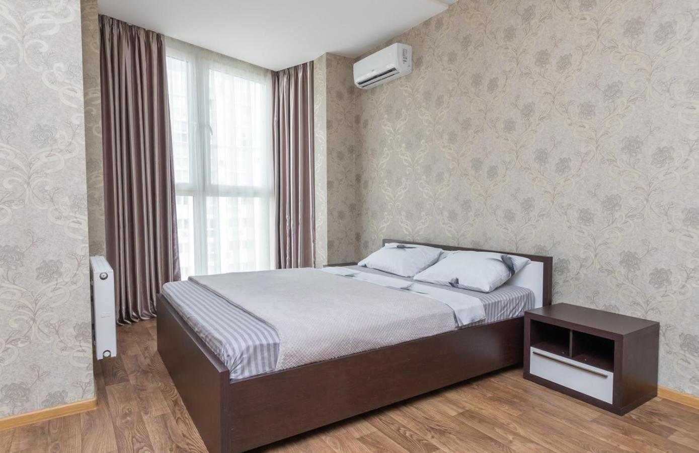 Apartment On Draghomanova 2A Киев Экстерьер фото